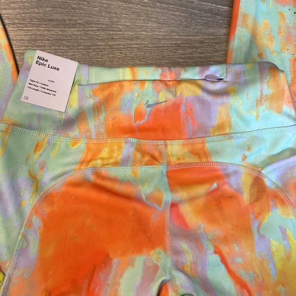 NWT Women’s Nike Epic Luxe Leggings Size Small - Picture 4 of 9